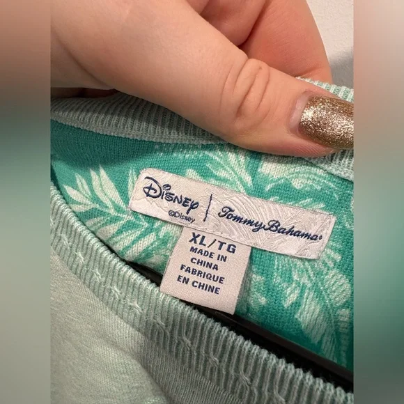 TOMMY BAHAMA DISNEY EDITION CREWNECK SWEATER - Picture 2 of 8